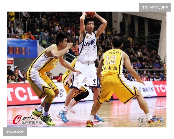 王哲林17+8+8准三双 上海内线核心策应能力提升明显